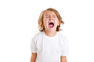 Enfant en colère exprimant ses émotions dans un cadre familial