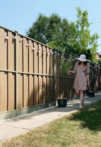 Jardin rénové avec des panneaux de clôture Durapost Vento en composite