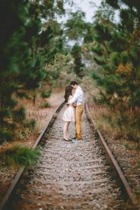 Portrait de famille avec un fond photographique élégant et harmonieux